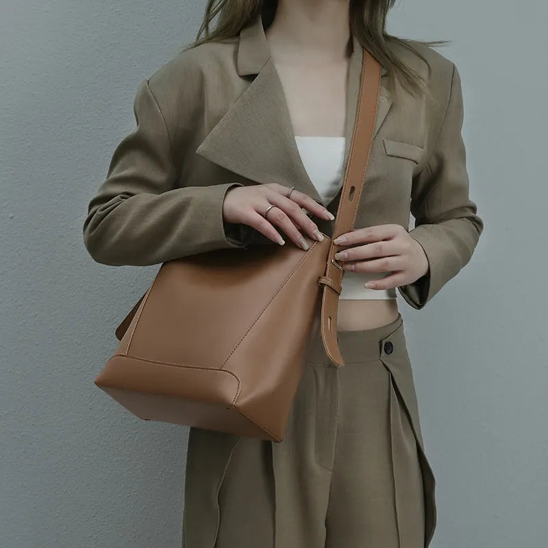 BORSA A TRACOLLA IN PELLE - AVERY