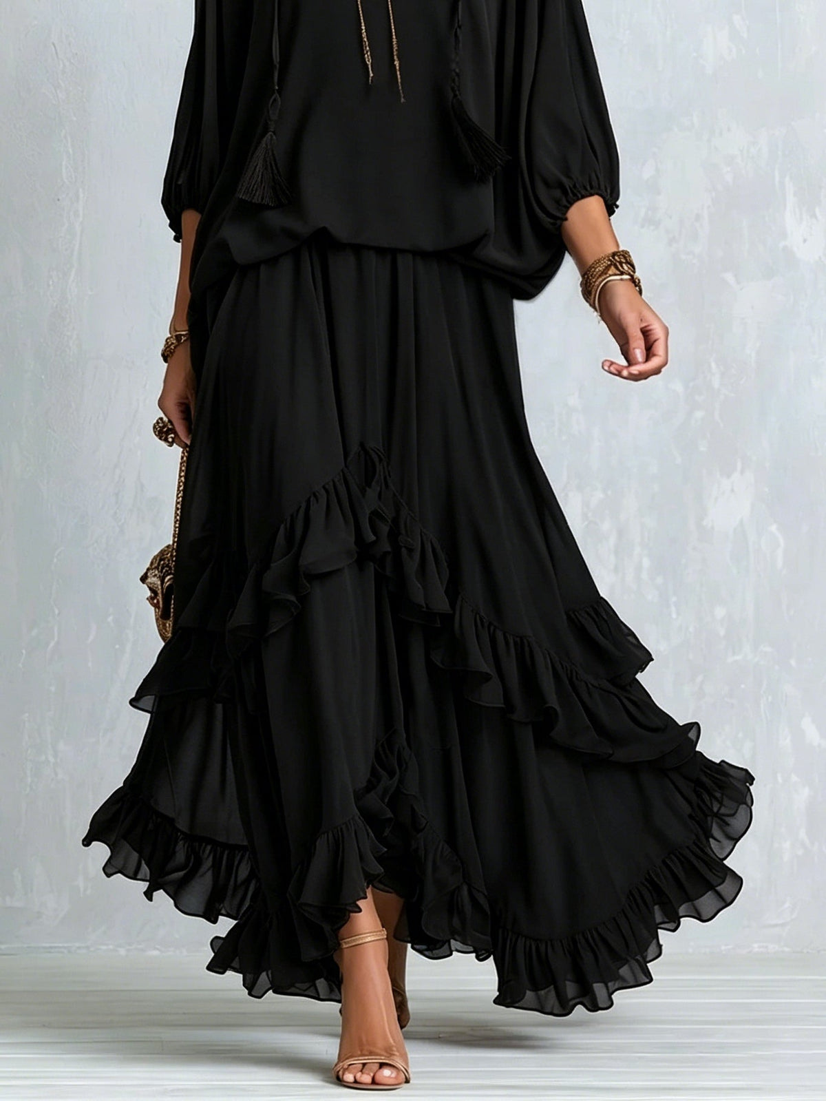 Elvira | Top V-neck in Chiffon Nero con Frange Abbinato a un Set di Gonna a Strati con Volant