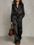 Completo di Camicia a Maniche Lunghe in Satin con Stampa Nero e Pantaloni a Gamba Larga