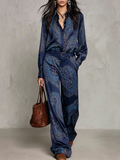 Completo di Camicia a Maniche Lunghe in Satin con Stampa Blu Navy e Pantaloni a Gamba Larga