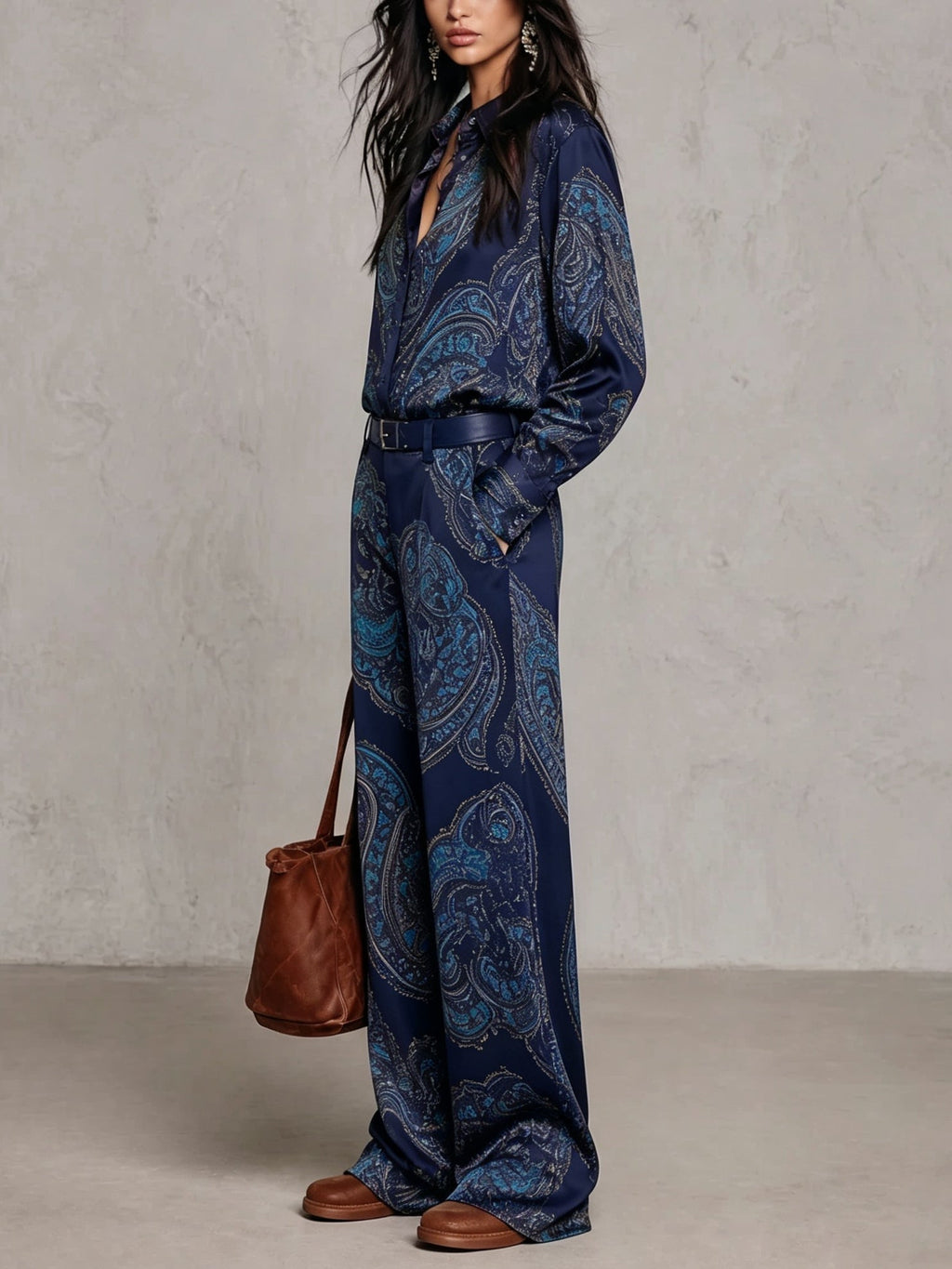 Completo di Camicia a Maniche Lunghe in Satin con Stampa Blu Navy e Pantaloni a Gamba Larga