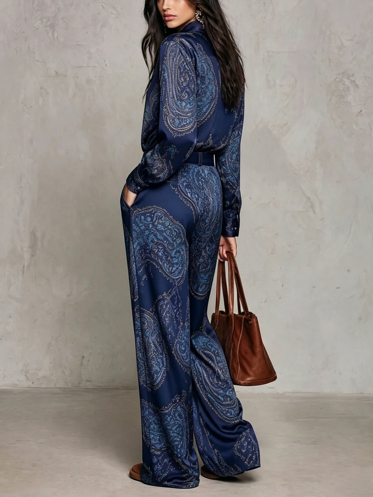 Doriana | Completo di Camicia a Maniche Lunghe in Satin con Stampa Paisley Borgogna-Porpora e Pantaloni a Gamba Larga
