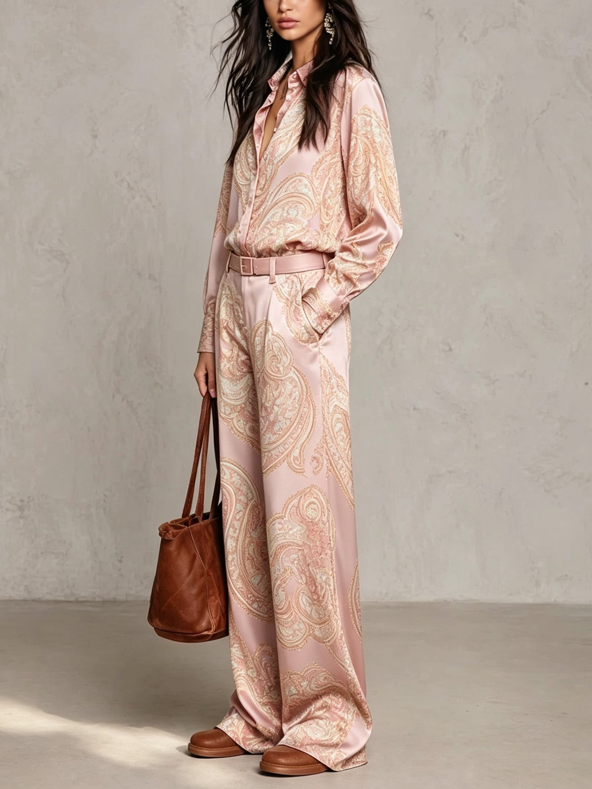 Completo di Camicia a Maniche Lunghe in Satin con Stampa Rosa e Pantaloni a Gamba Larga