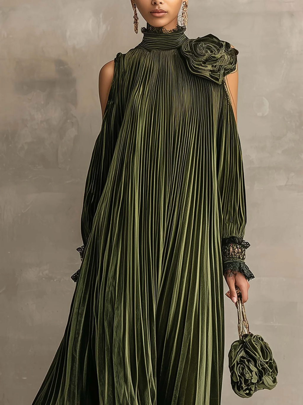 Mariangela | Abito Maxi Plissettato Verde Oliva con Dettaglio Floreale sulle Spalle