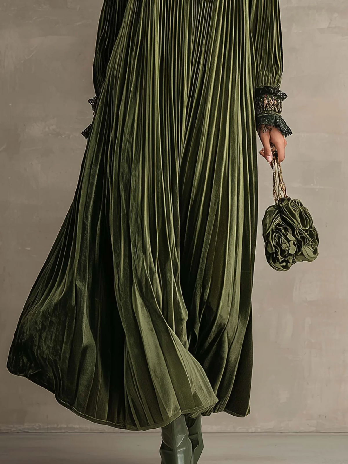 Mariangela | Abito Maxi Plissettato Verde Oliva con Dettaglio Floreale sulle Spalle