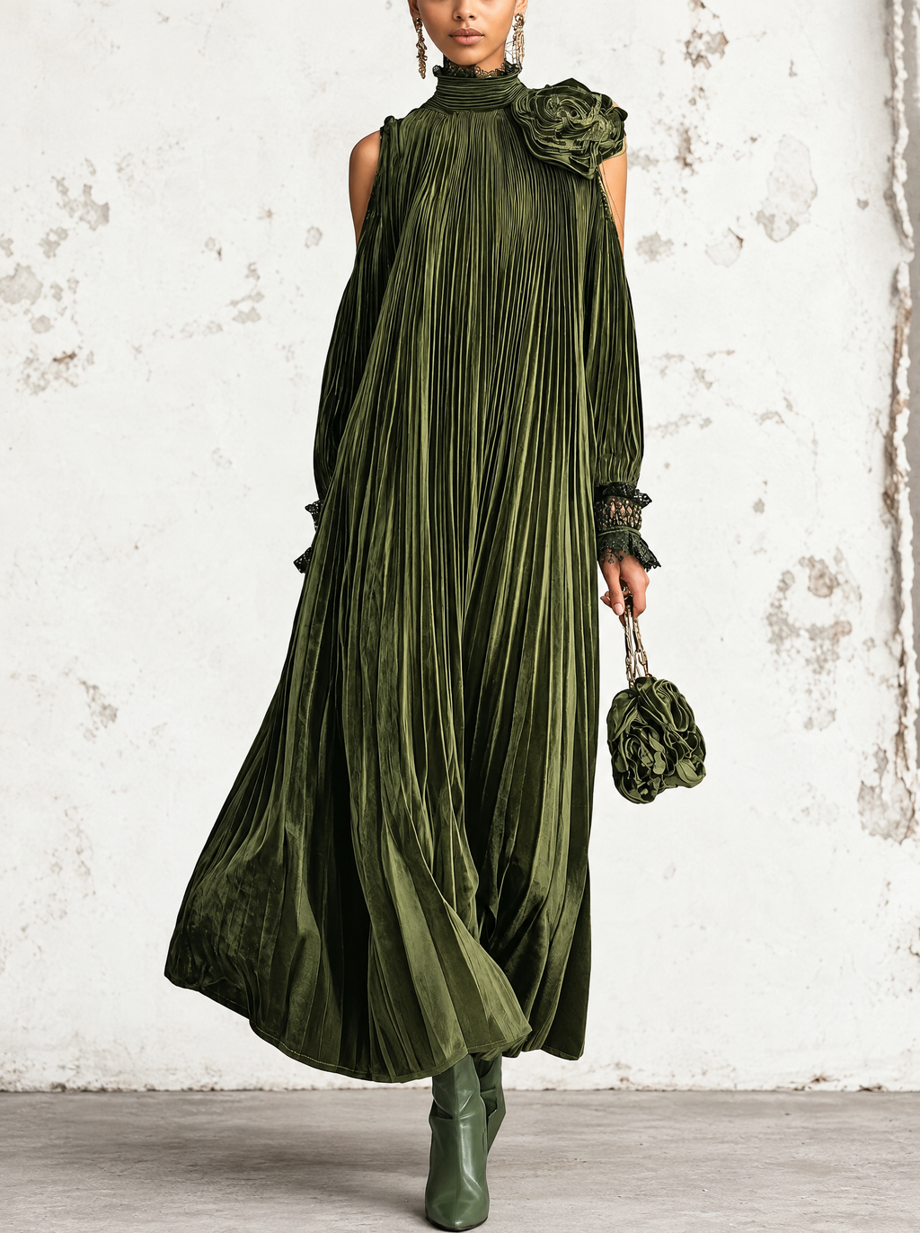 Mariangela | Abito Maxi Plissettato Verde Oliva con Dettaglio Floreale sulle Spalle