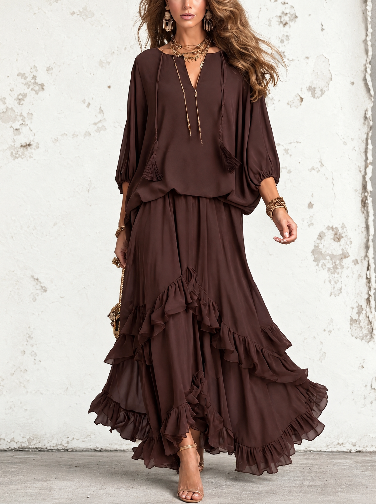 Manuela | Top in Chiffon Marrone con Frange e Scollo a V Abbinato a una Gonna a Strati con Volant