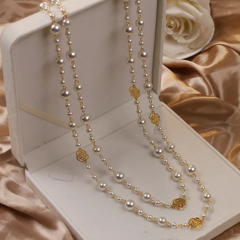 Mercedes - Elegant Gold Necklace with Pearls