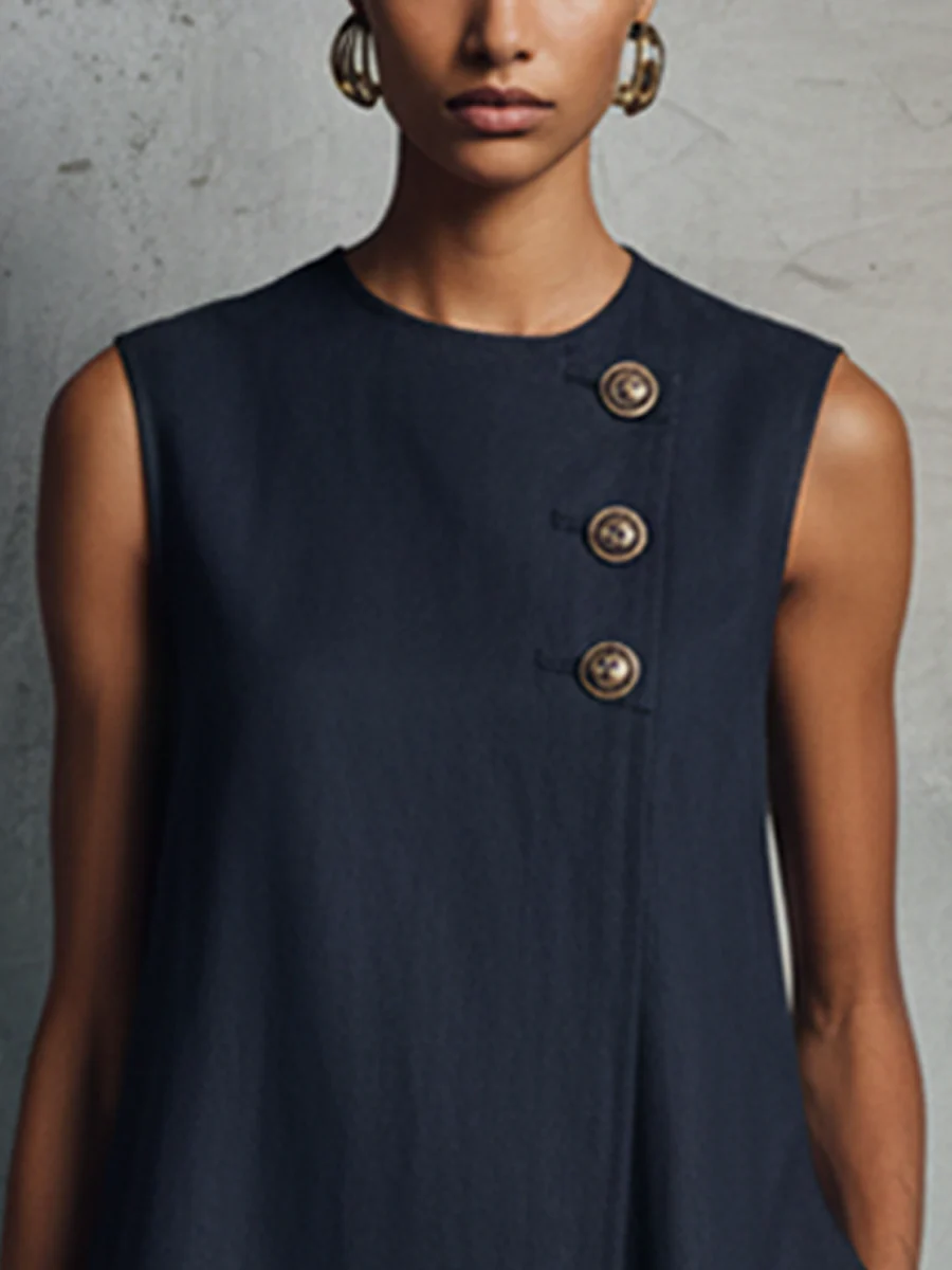 Vestido mini de mujer de estilo minimalista y profesional, de color azul marino, con cuello redondo, botones asimétricos, bolsillo lateral y sin mangas.
